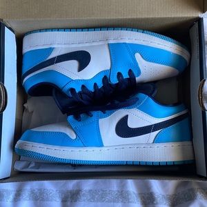 Air Jordan 1 low (white/obsidian/dark powder blue) 5Y / 6.5W